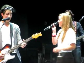 jonas brothers soundcheck (girl sings with nick) - give love a try biggest fan - august 25th, 2010